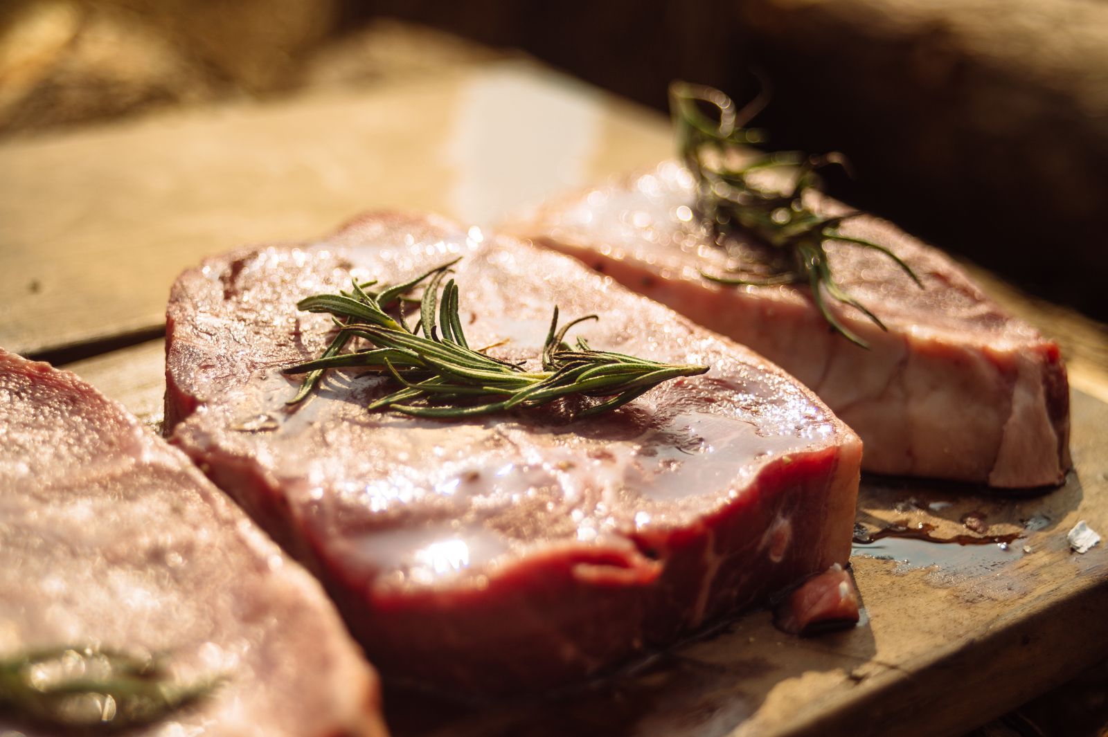 Rauwe entrecote met vetrand en rozemarijn Rauwe entrecote met vetrand en rozemarijn