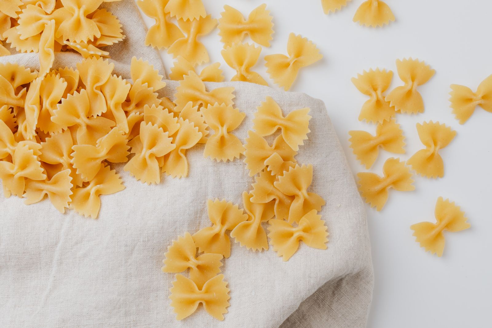 Ongekookte farfalle op een linnen doek Ongekookte farfalle op een linnen doek