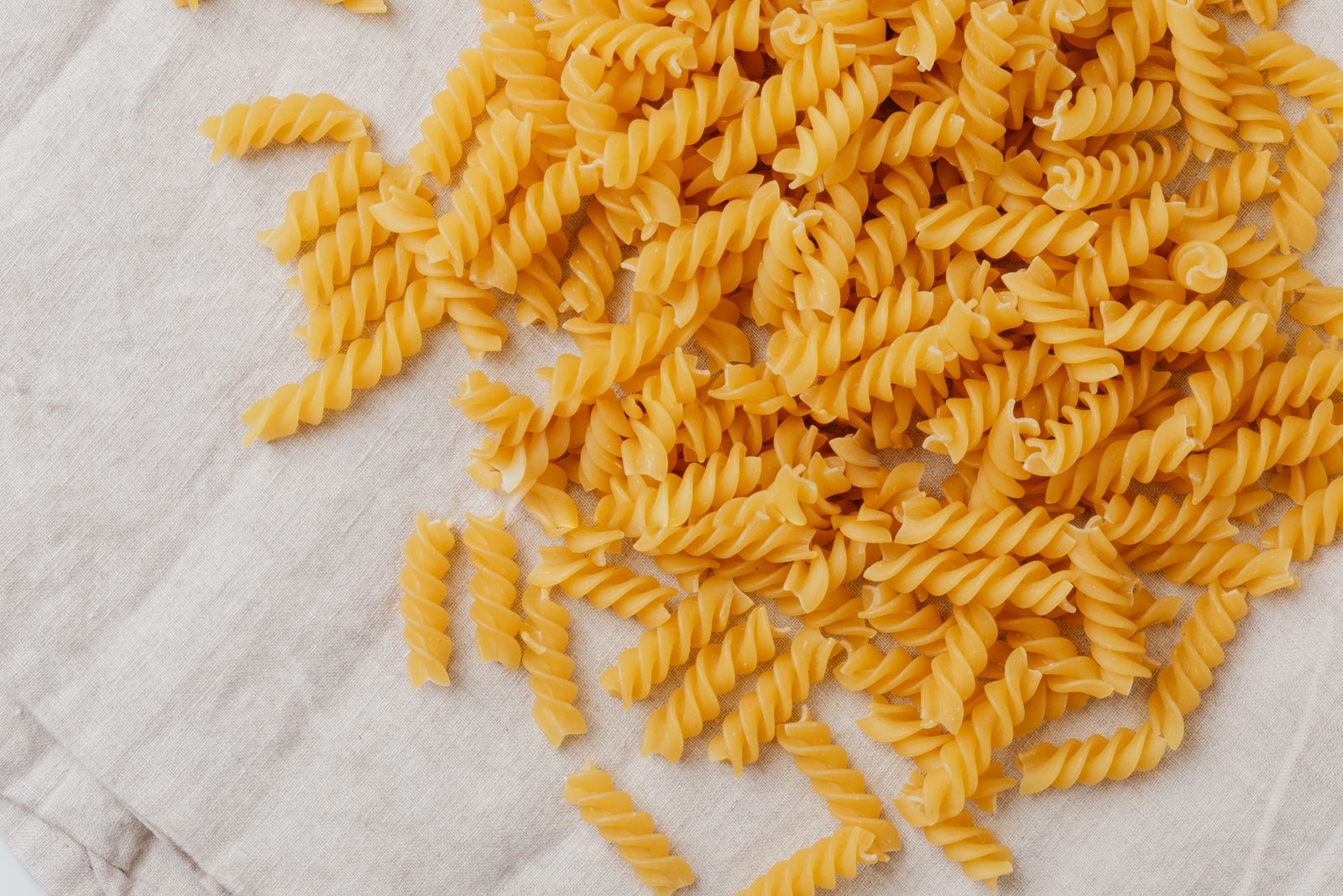Ongekookte fusilli op een linnen doek