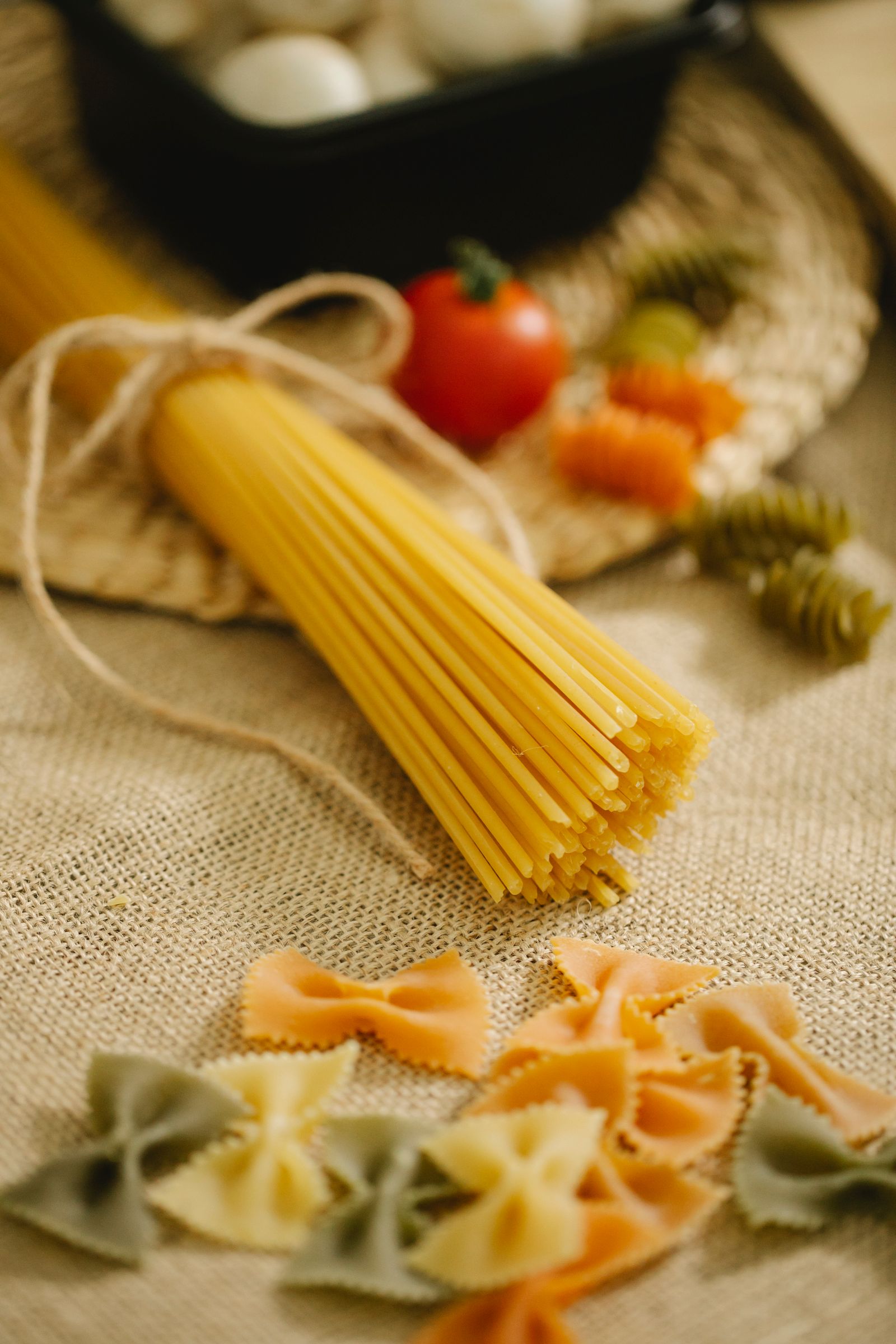 Bundel droge spaghetti en pasta op jute