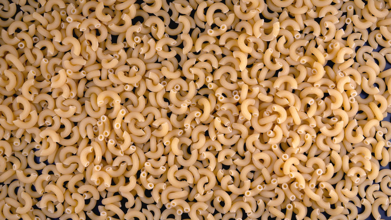 Close-up van droge elleboogmacaroni