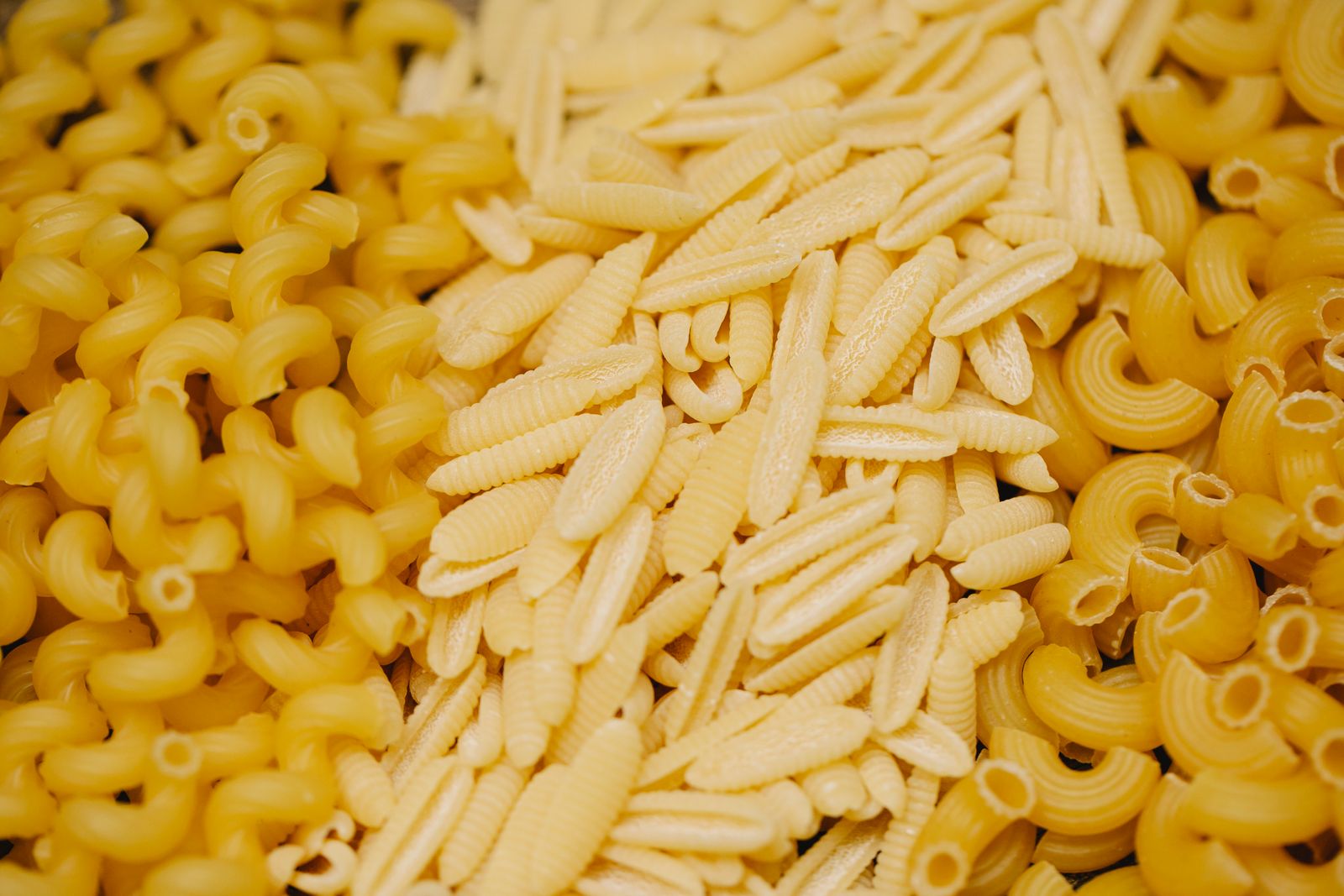 Verschillende soorten droge pasta, waaronder macaroni Verschillende soorten droge pasta, waaronder macaroni