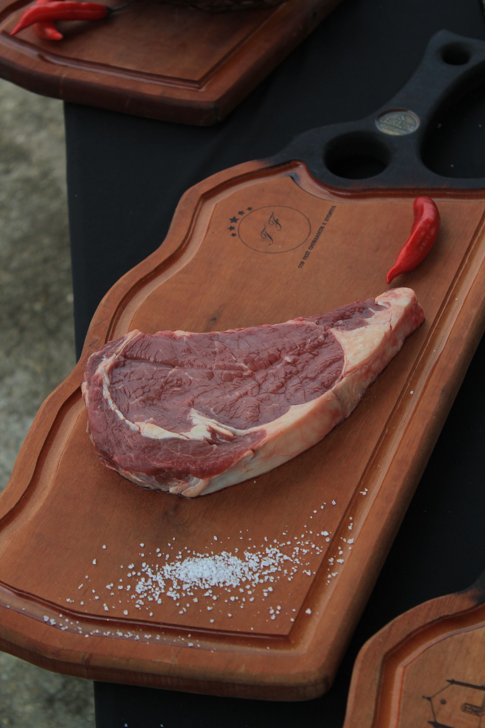 Rauwe ribeye op een snijplank